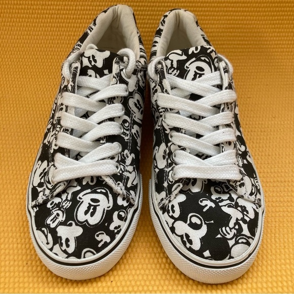 DISNEY Women’s size 8  Black White Mickey Head Tennis shoes - Picture 2 of 7